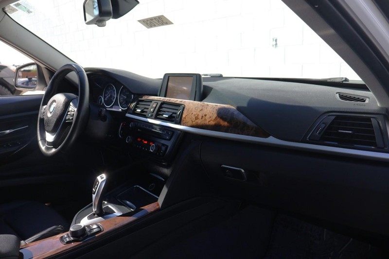 BMW 328i Vehicle Full-screen Gallery Image 18