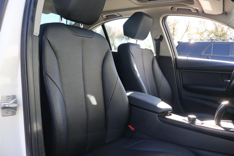 BMW 328i Vehicle Full-screen Gallery Image 19