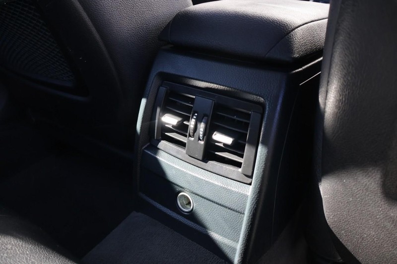 BMW 328i Vehicle Full-screen Gallery Image 21