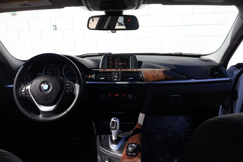 BMW 328i Vehicle Full-screen Gallery Image 22