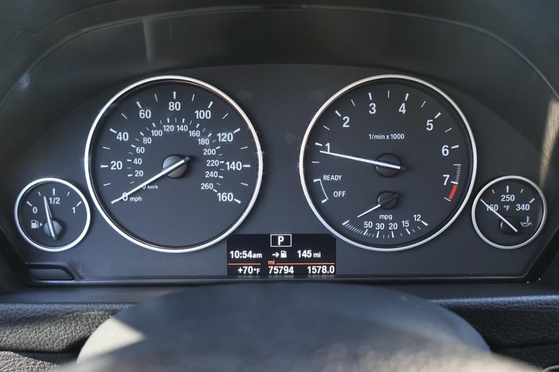 BMW 328i Vehicle Full-screen Gallery Image 23