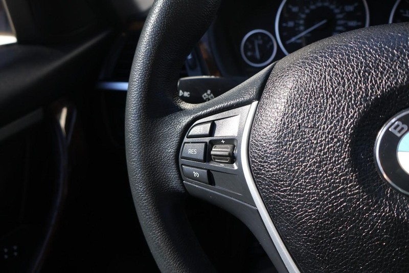 BMW 328i Vehicle Full-screen Gallery Image 25