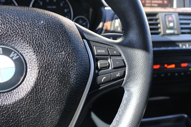 BMW 328i Vehicle Full-screen Gallery Image 26