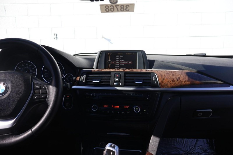 BMW 328i Vehicle Full-screen Gallery Image 27