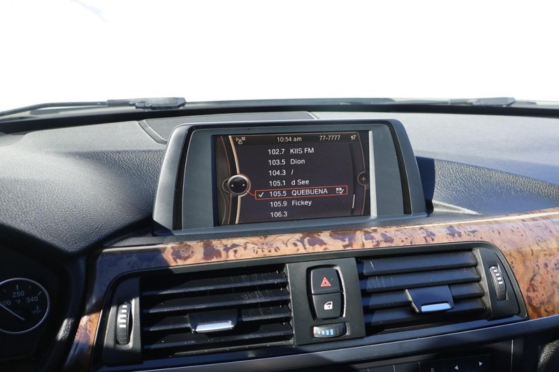 BMW 328i Vehicle Full-screen Gallery Image 28