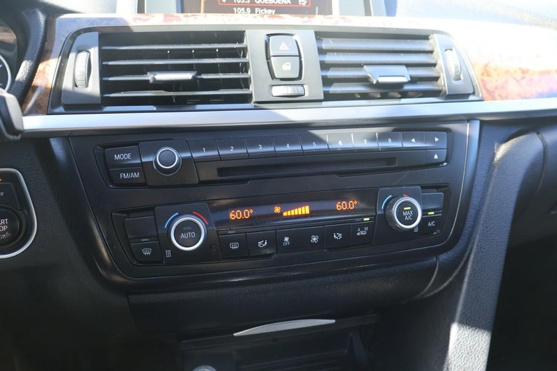 BMW 328i Vehicle Full-screen Gallery Image 29