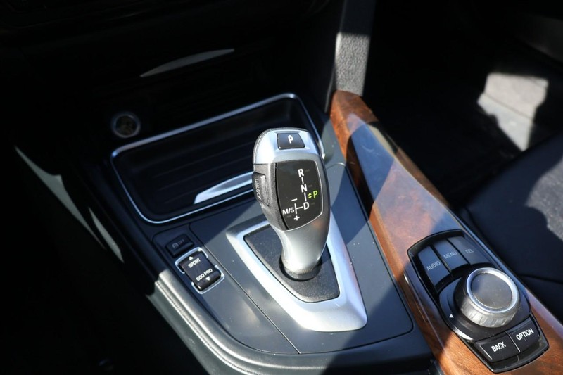 BMW 328i Vehicle Full-screen Gallery Image 30