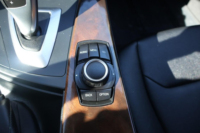 BMW 328i Vehicle Full-screen Gallery Image 31