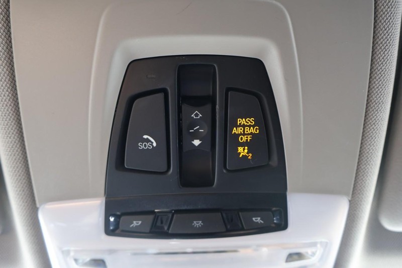 BMW 328i Vehicle Full-screen Gallery Image 32