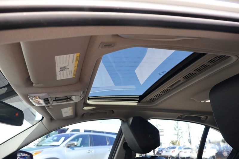 BMW 328i Vehicle Full-screen Gallery Image 33