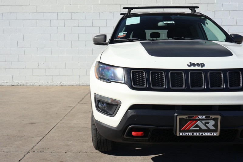 Jeep Compass Vehicle Full-screen Gallery Image 03