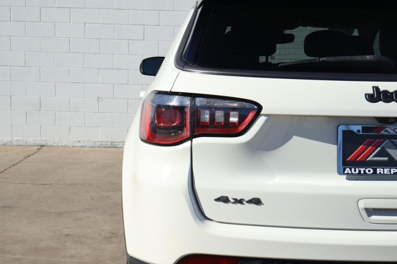 Jeep Compass Vehicle Full-screen Gallery Image 07