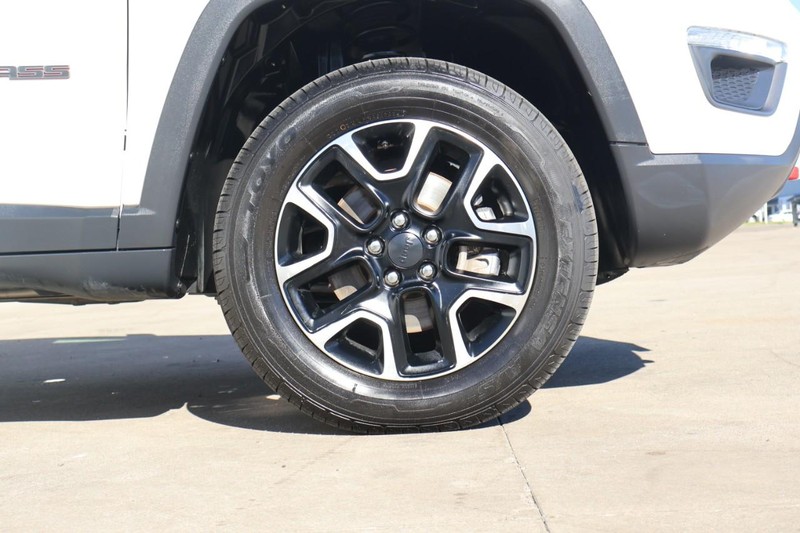 Jeep Compass Vehicle Full-screen Gallery Image 13