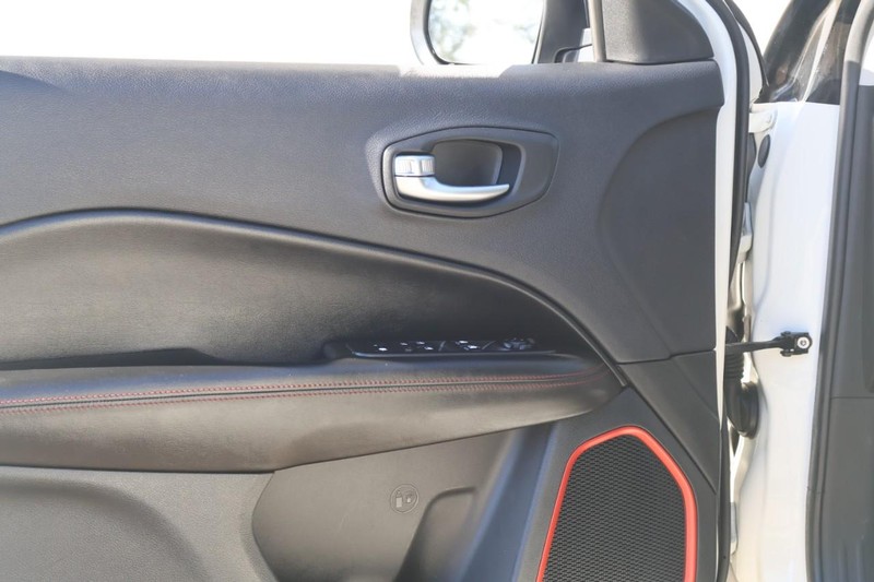 Jeep Compass Vehicle Full-screen Gallery Image 15