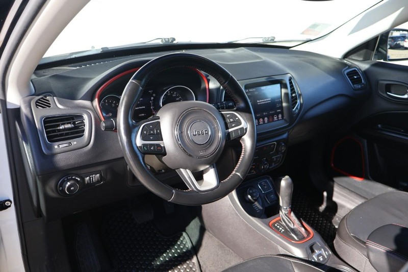 Jeep Compass Vehicle Full-screen Gallery Image 16