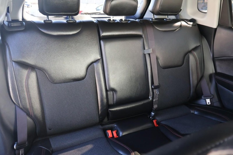 Jeep Compass Vehicle Full-screen Gallery Image 21