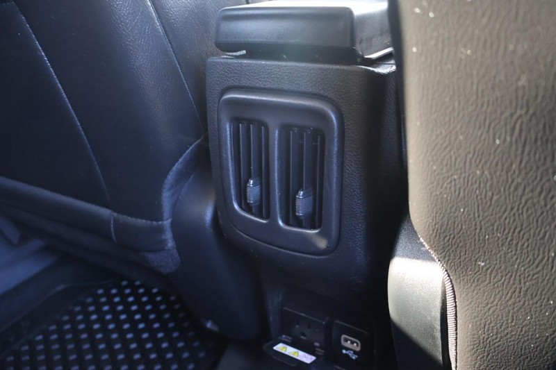 Jeep Compass Vehicle Full-screen Gallery Image 22