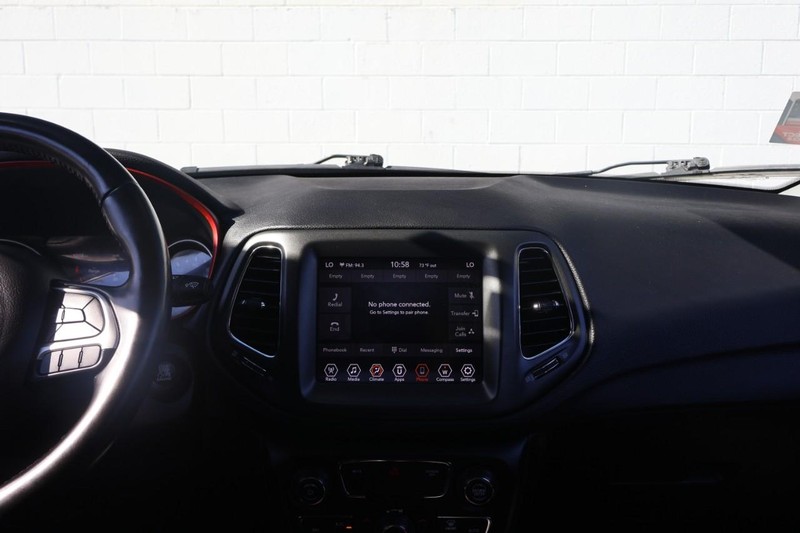Jeep Compass Vehicle Full-screen Gallery Image 28