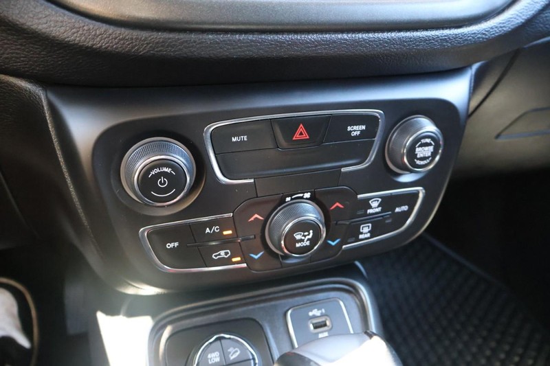 Jeep Compass Vehicle Full-screen Gallery Image 31