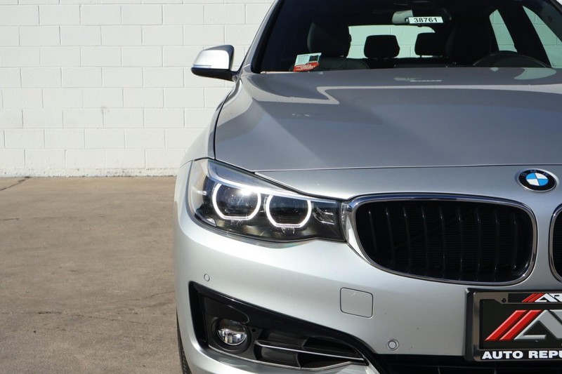 BMW 3 Series Vehicle Full-screen Gallery Image 03