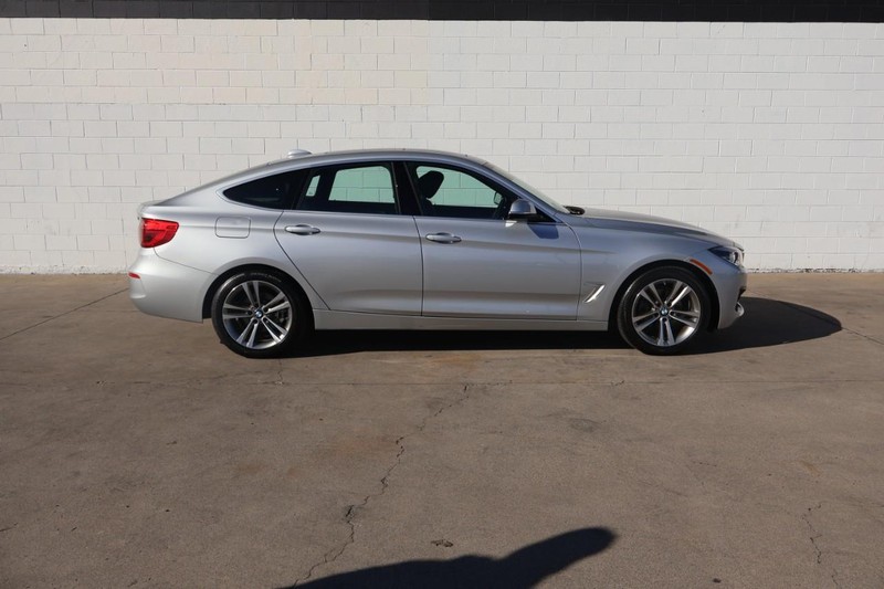 BMW 3 Series Vehicle Full-screen Gallery Image 04