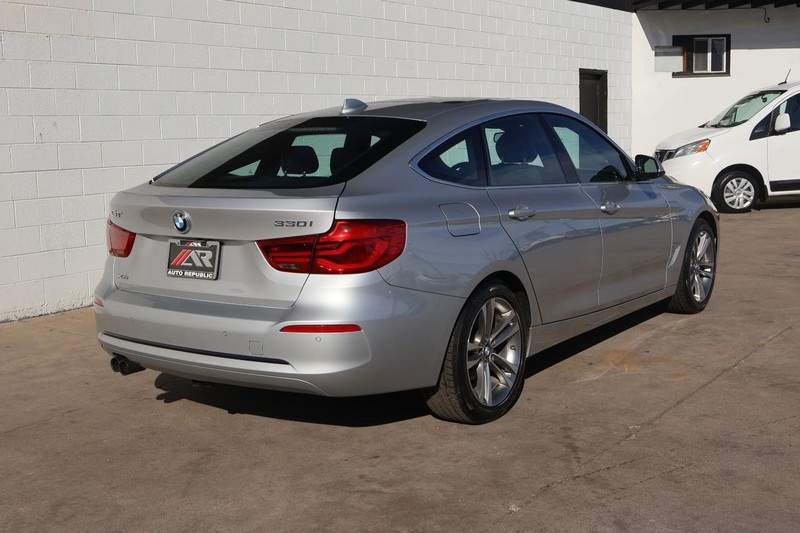 BMW 3 Series Vehicle Full-screen Gallery Image 05