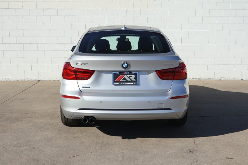 BMW 3 Series Vehicle Full-screen Gallery Image 06