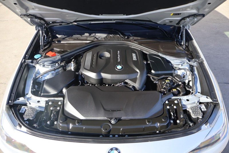 BMW 3 Series Vehicle Full-screen Gallery Image 13