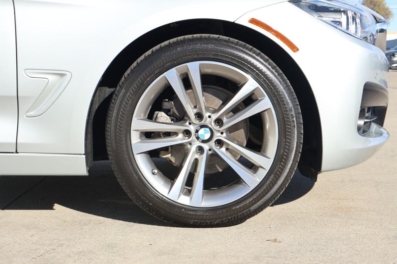 BMW 3 Series Vehicle Full-screen Gallery Image 14