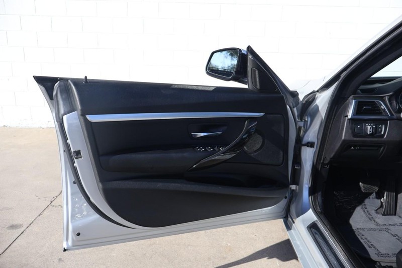 BMW 3 Series Vehicle Full-screen Gallery Image 15