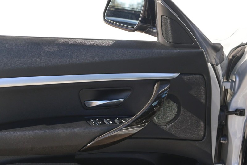 BMW 3 Series Vehicle Full-screen Gallery Image 16