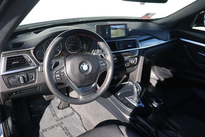 BMW 3 Series Vehicle Full-screen Gallery Image 17