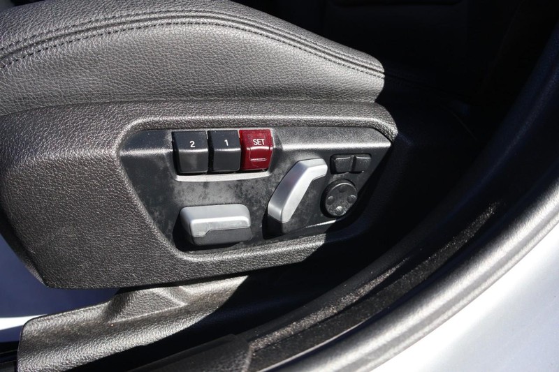 BMW 3 Series Vehicle Full-screen Gallery Image 18