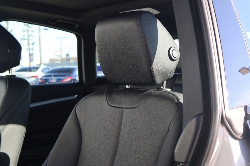 BMW 3 Series Vehicle Full-screen Gallery Image 20