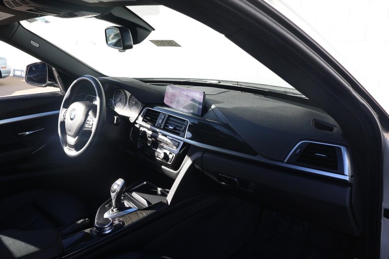 BMW 3 Series Vehicle Full-screen Gallery Image 21