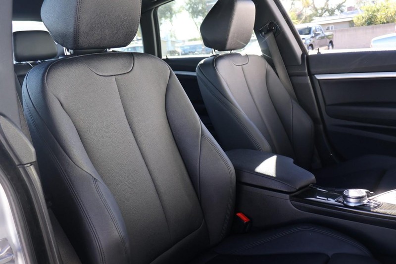 BMW 3 Series Vehicle Full-screen Gallery Image 22