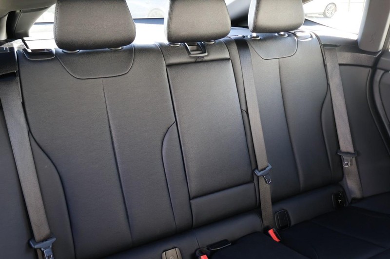 BMW 3 Series Vehicle Full-screen Gallery Image 23