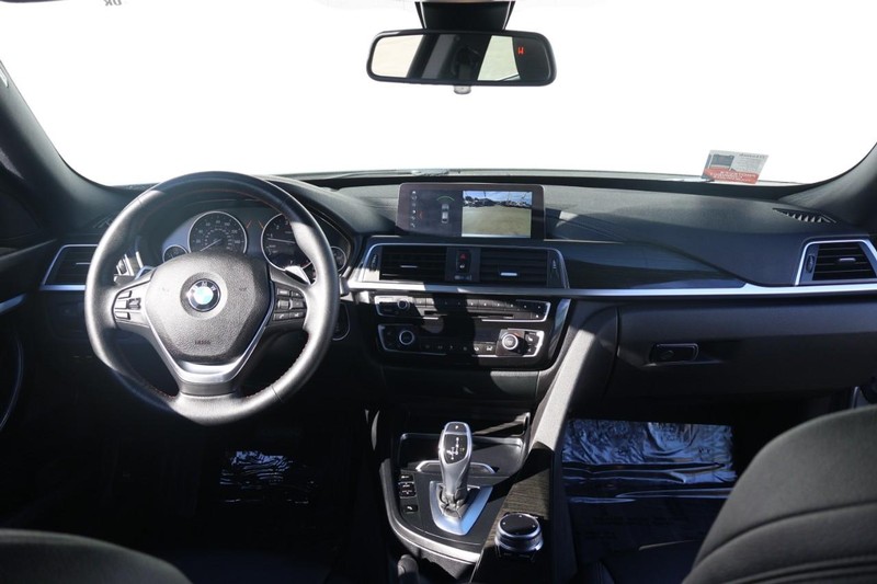 BMW 3 Series Vehicle Full-screen Gallery Image 25