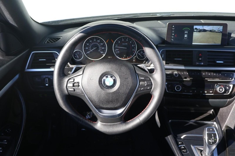 BMW 3 Series Vehicle Full-screen Gallery Image 27