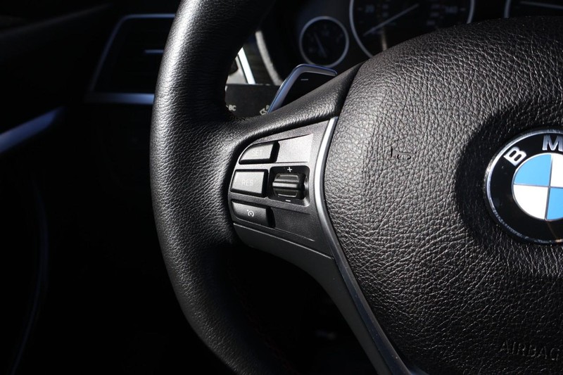 BMW 3 Series Vehicle Full-screen Gallery Image 28