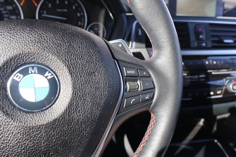 BMW 3 Series Vehicle Full-screen Gallery Image 29