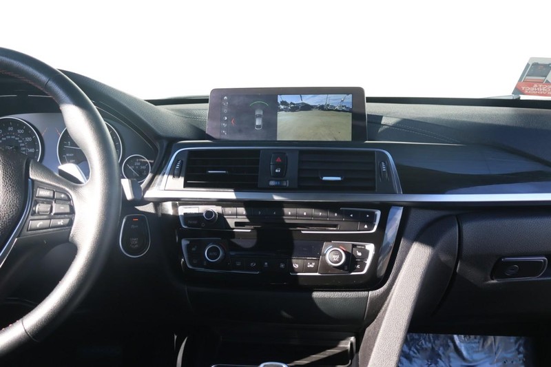 BMW 3 Series Vehicle Full-screen Gallery Image 30