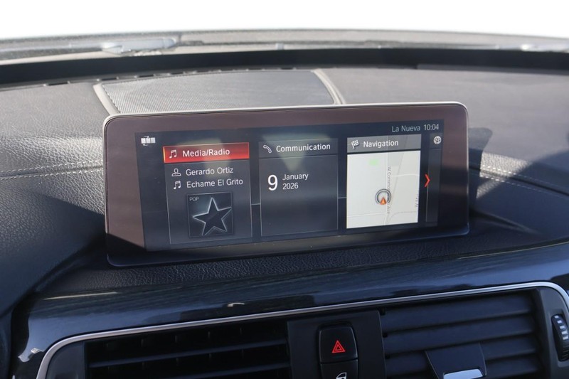 BMW 3 Series Vehicle Full-screen Gallery Image 31