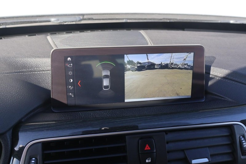 BMW 3 Series Vehicle Full-screen Gallery Image 32