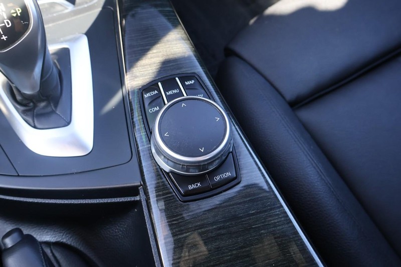 BMW 3 Series Vehicle Full-screen Gallery Image 35