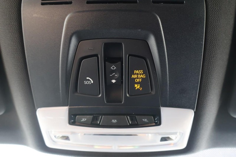 BMW 3 Series Vehicle Full-screen Gallery Image 36