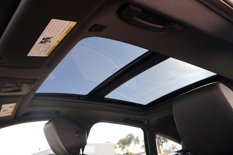 BMW 3 Series Vehicle Full-screen Gallery Image 37