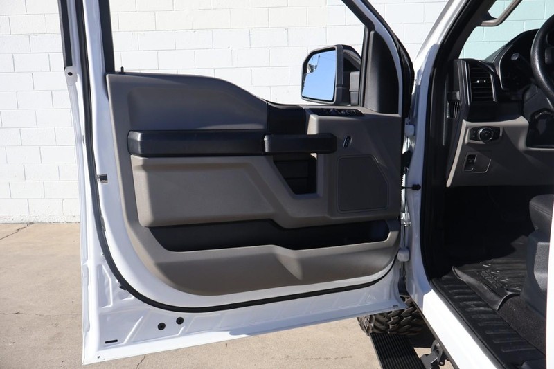 Ford F-150 Vehicle Full-screen Gallery Image 14