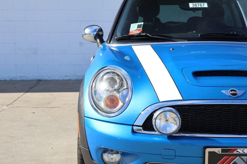 MINI Cooper Hardtop Vehicle Full-screen Gallery Image 03
