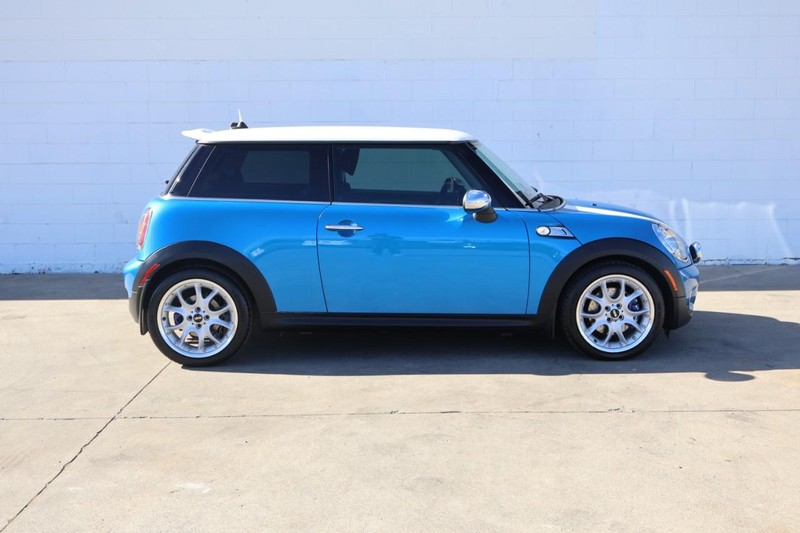 MINI Cooper Hardtop Vehicle Full-screen Gallery Image 04